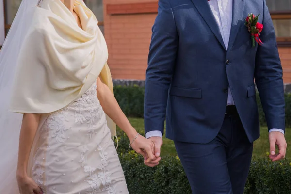 Novia y novio en el parque están de pie juntos — Foto de Stock