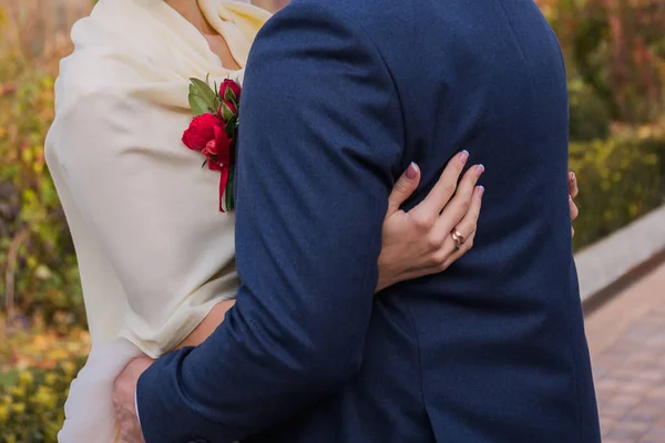 Sposa e sposo stare insieme in strada in autunno — Foto Stock