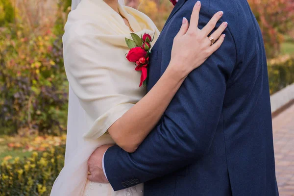 Bride and groom stand together on the street in autumn — Stock Photo, Image