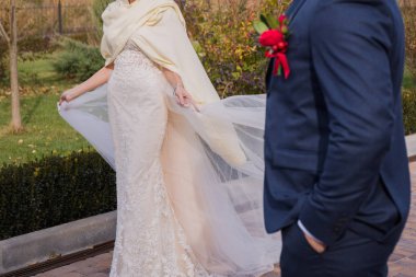 Gelin ve damat parkta birlikte ayakta