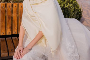 Gelin parkta bir bankta oturuyor