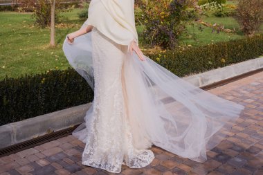 parkta Rüzgardaki bir elbise gelin dalgalar