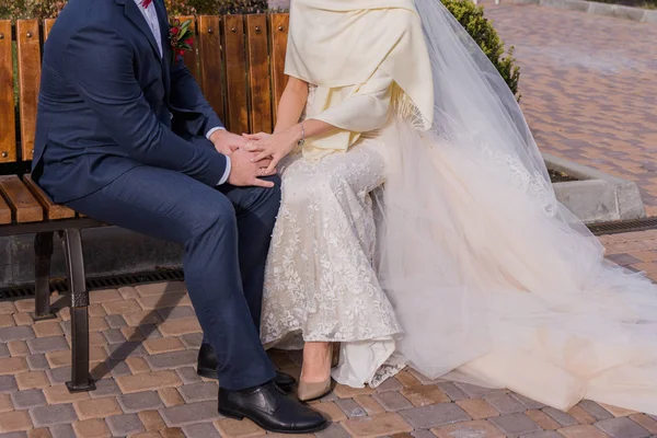 新娘和她的未婚夫坐在长凳上 — 图库照片