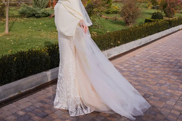 花嫁は、公園の風のドレスを波します。 — ストック写真