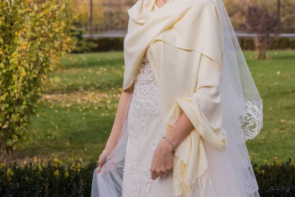 Bruden vågor en klänning i vinden i parken — Stockfoto