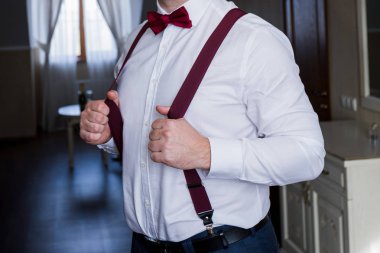 damat onun elleri jartiyer takım elbiseli tutar.