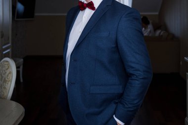 sabah odasında takım elbiseli damat