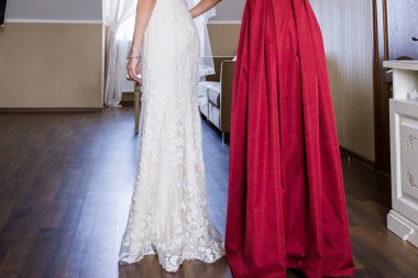 Kız bir düğün elbise gelin koyar.