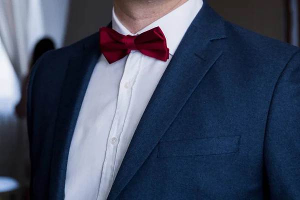 Groom in suit in the morning room — Stock Photo, Image