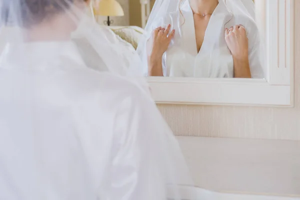 Die Braut sitzt neben dem Tisch im Zimmer im Bademantel — Stockfoto