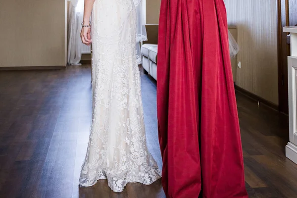 Pacar menempatkan gaun pengantin pada pengantin — Stok Foto