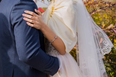 Gelin ve damat birlikte parkta sonbaharda stand