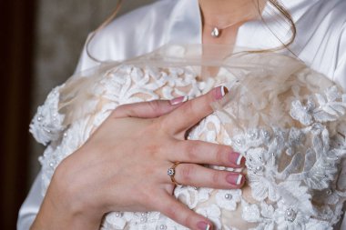 Gelin gelinlik elinde tutan bornoz