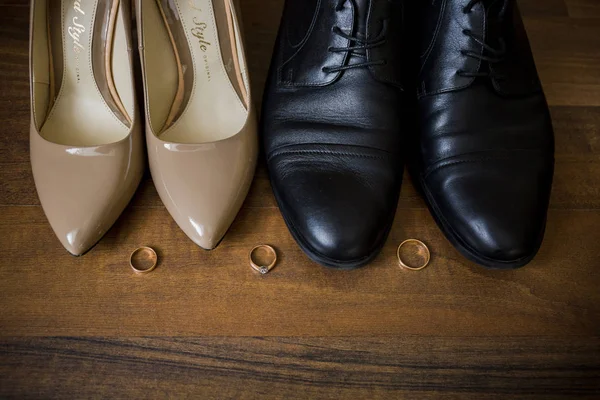 Bride and groom shoes and wedding rings together — Stock Photo, Image