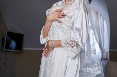 Gelin gelinlik elinde tutan bornoz