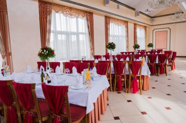 Düğün dekor Restoran salonu ve mumlar ve tablolar