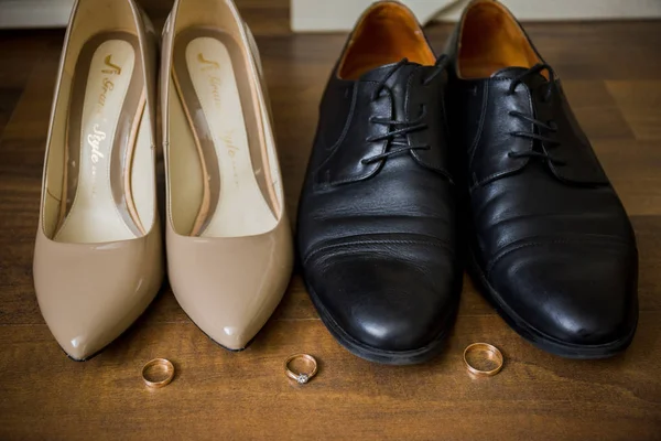 Menyasszony és a vőlegény cipő és jegygyűrű együtt — Stock Fotó