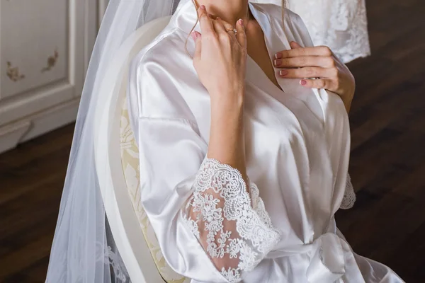 Braut im Bademantel sitzt auf einem Stuhl — Stockfoto