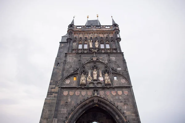 Antigua calle y río de la ciudad de Praga en la República Checa — Foto de Stock