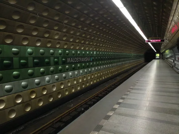 プラハ地下鉄のプラットフォームの地下鉄駅 — ストック写真