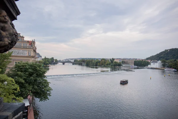 Antigua calle y río de la ciudad de Praga en la República Checa — Foto de Stock