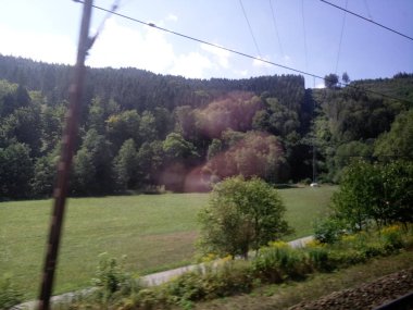 sürüş sırasında tren penceresinden görüntülemek