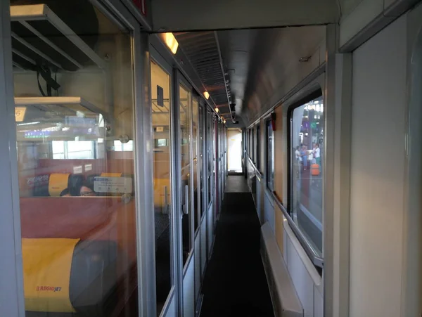運転中の列車の窓から見る — ストック写真