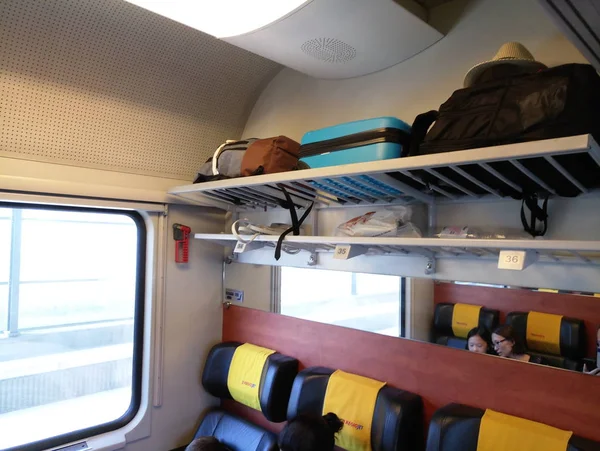 Uitzicht vanuit het raam van de trein tijdens het rijden — Stockfoto