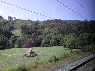 sürüş sırasında tren penceresinden görüntülemek