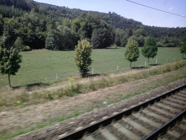 Vista desde la ventana del tren mientras conduce — Foto de Stock