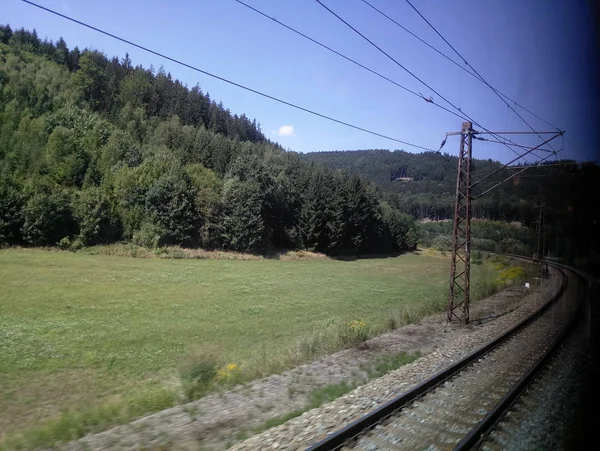 Vista dalla finestra del treno durante la guida — Foto Stock