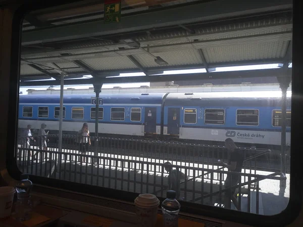 Blick aus dem Zugfenster während der Fahrt — Stockfoto