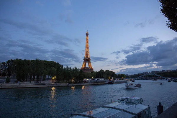 La Torre Eiffel di Parigi si illumina di luci di notte — Foto Stock