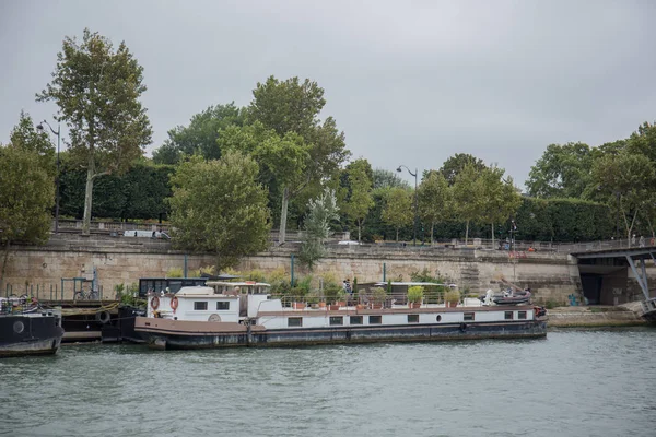 Paris'te seine Nehri üzerinde tarihi binalar — Stok fotoğraf