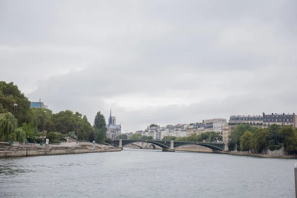Historic buildings in paris on the river seine — Stock Photo, Image