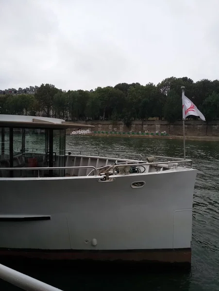 Barco atracado en Francia en un día nublado — Foto de Stock