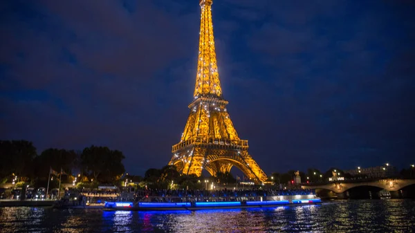 巴黎的埃菲尔铁塔在夜晚灯火通明 — 图库照片