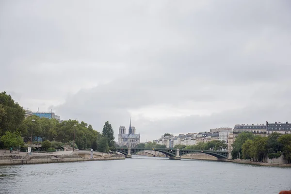 Paris'te seine Nehri üzerinde tarihi binalar — Stok fotoğraf