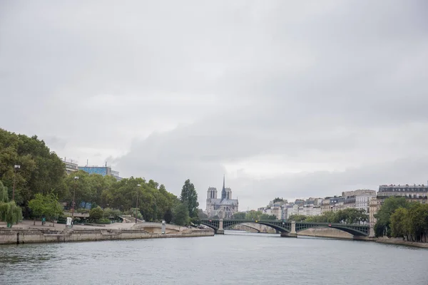 Edifícios históricos em Paris, no rio Sena — Fotografia de Stock