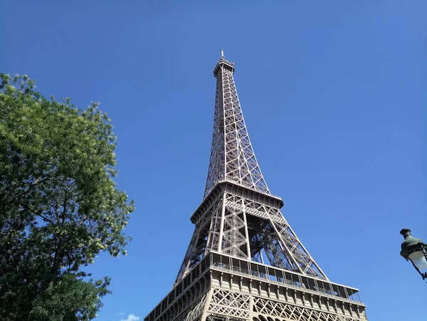 Ейфелева вежа на тлі блакитного неба, в Парижі — стокове фото