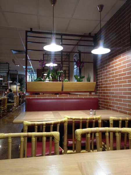 Place dans un restaurant avec tables et chaises — Photo