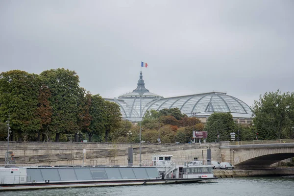 Історичні будівлі в Парижі на річці Села — стокове фото