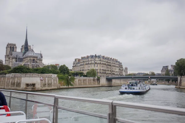 Paris'te seine Nehri üzerinde tarihi binalar — Stok fotoğraf