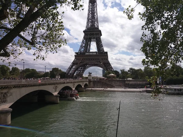 Эйфелева башня и река Сена в Париже — стоковое фото