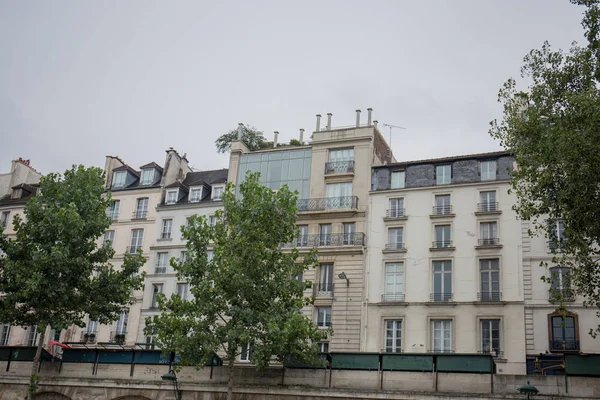 Вулиці і будівлі міського парижа у Франції — стокове фото