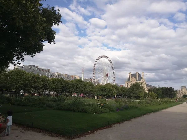 Dönme dolap Paris Louvre yakınındaki Park — Stok fotoğraf