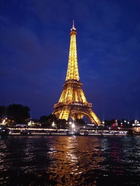 La Torre Eiffel si illumina di notte magnificamente — Foto Stock