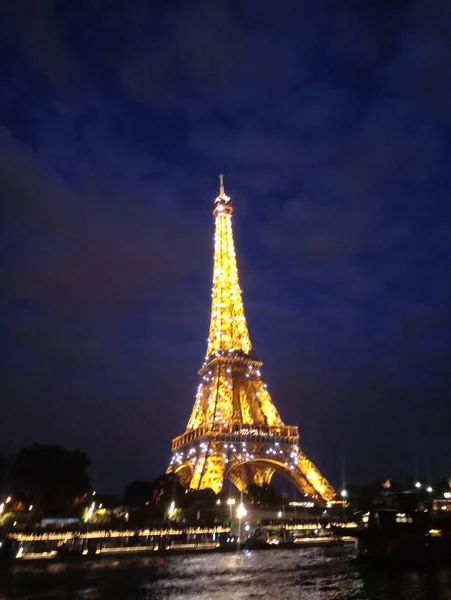 La Torre Eiffel si illumina di notte magnificamente — Foto Stock