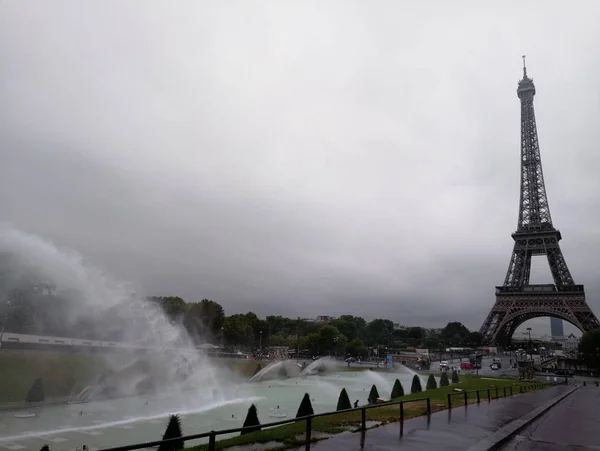 Эйфелева башня в облачную погоду и дождь — стоковое фото