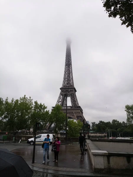 Eiffel tower in cloudy weather and rain — Stock Photo, Image